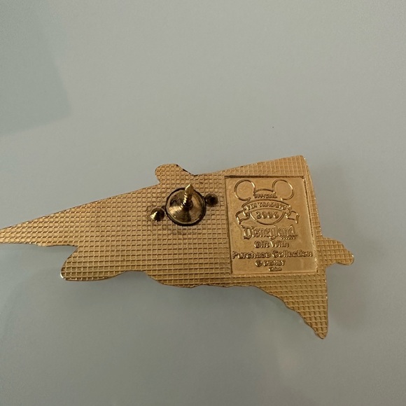 Disney Daisy Hang gliding pin - Picture 3 of 3